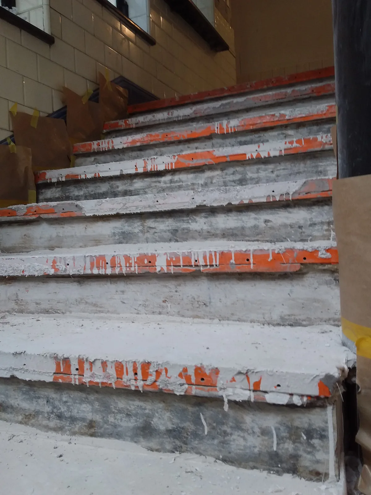 Historisches Treppenhaus mit abgeklebten, beschädigten Stufen während der Arbeit